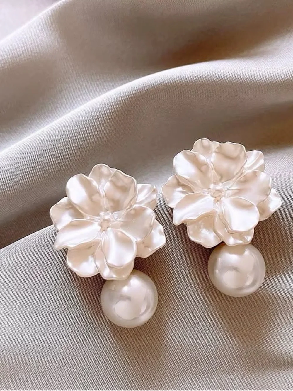 *** Delicate High Quality Pearl Flower Drop Earrings - White